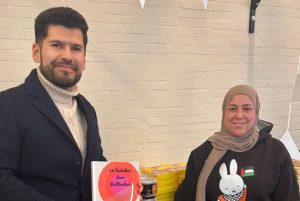 Vrijwilligers van de Islamitische Voedselbank Rotterdam helpen gezinnen